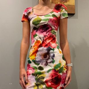 Floral, form-fitting dress (XS)